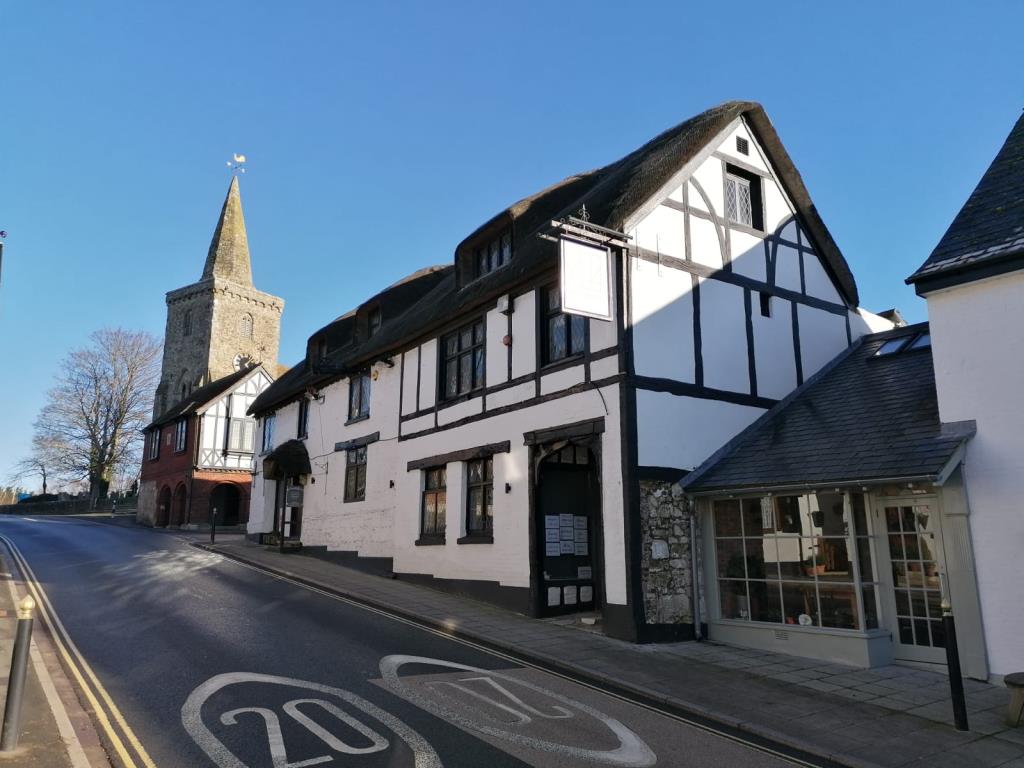 Lot: 45 - LANDMARK COMMERCIAL INVESTMENT WITH PLANNING FOR PARTIAL RESIDENTIAL CONVERSION - Landmark building as seen from High Street